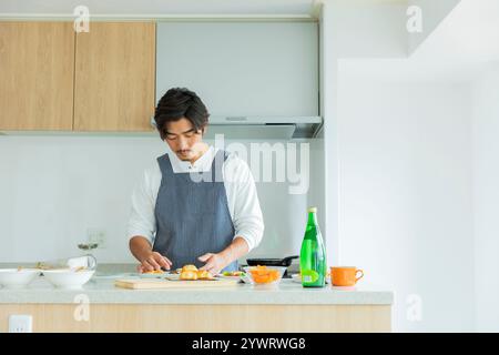 Japanischer Mann, der Frühstück zubereitet Stockfoto