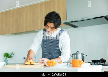 Japanischer Mann, der Frühstück zubereitet Stockfoto