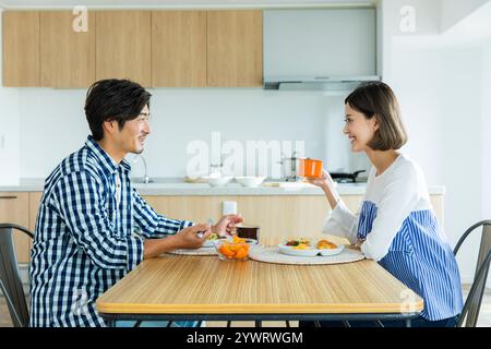 Japanisches Paar beim Frühstück Stockfoto