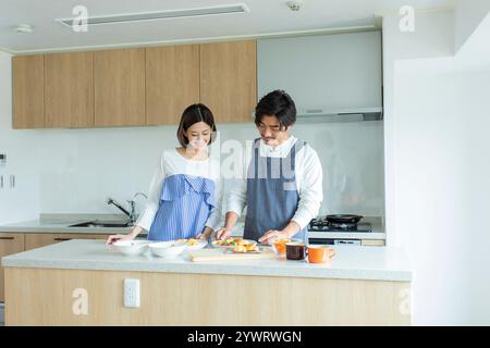 Japanisches Paar bereitet Frühstück vor Stockfoto