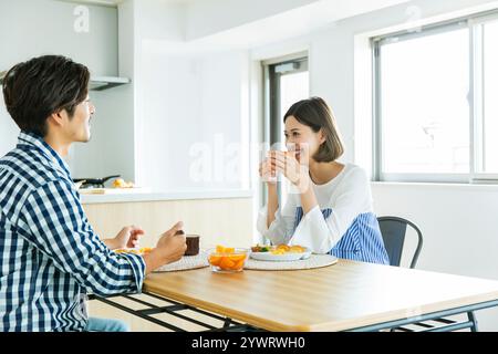 Japanisches Paar beim Frühstück Stockfoto