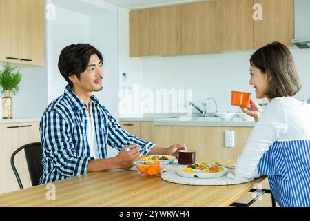 Japanisches Paar beim Frühstück Stockfoto