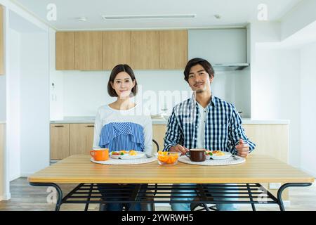 Japanisches Paar beim Frühstück Stockfoto