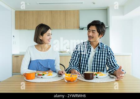 Japanisches Paar beim Frühstück Stockfoto