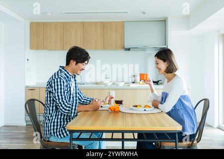 Japanisches Paar beim Frühstück Stockfoto