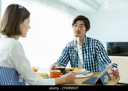 Japanisches Paar beim Frühstück Stockfoto