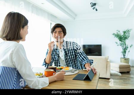 Japanisches Paar beim Frühstück Stockfoto