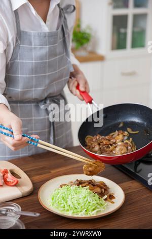 Frau mit Schweinekekekuchen Stockfoto