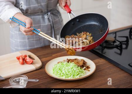 Frau mit Schweinekekekuchen Stockfoto