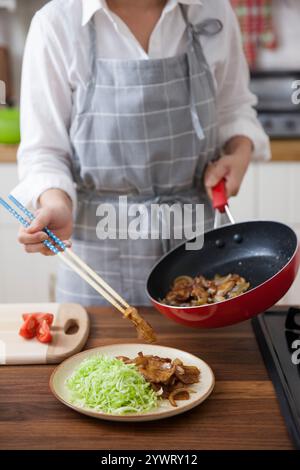 Frau mit Schweinekekekuchen Stockfoto