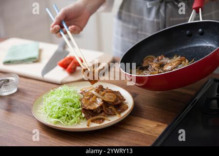 Frau mit Schweinekekekuchen Stockfoto