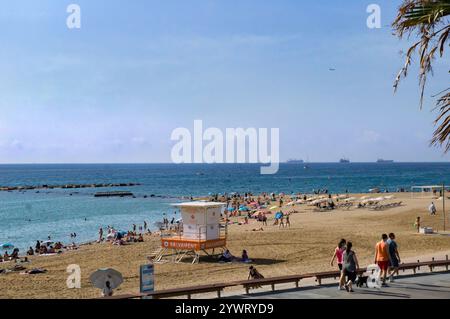 Barcelona, Katalonien, Spanien - 08 04 2023: Sonniger Sommerblick auf den Strand Platja del Somorrostro im Viertel La Barceloneta in Barcelona, Hauptstadt Stockfoto