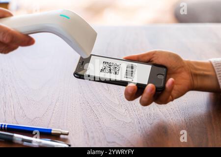 Smartphone-Zahlung, bargeldlos, QR-Code-Zahlung, Barcode, Bezahlen, Mobiltelefon, Zahlung Stockfoto