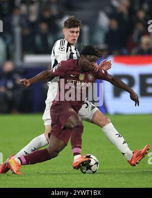 Turin, Italien. Dezember 2024. Jeremy Doku (R) von Manchester City streitet mit Nicolo Savona von Juventus während des Spiels der UEFA Champions League zwischen Juventus und Manchester City am 11. Dezember 2024 in Turin, Italien. Quelle: Li Jing/Xinhua/Alamy Live News Stockfoto