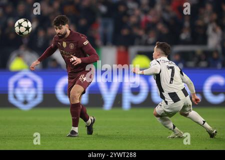 Turin, Italien. Dezember 2024. Josko Gvardiol aus Manchester City zieht sich während des UEFA Champions League-Spiels im Juventus-Stadion in Turin vor Francisco Conceicao aus Juventus. Der Bildnachweis sollte lauten: Jonathan Moscrop/Sportimage Credit: Sportimage Ltd/Alamy Live News Stockfoto