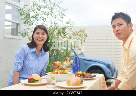 Ein Paar genießt das Mittagessen im Garten Stockfoto