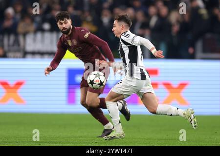 Turin, Italien. Dezember 2024. Francisco Conceicao aus Juventus wird von Josko Gvardiol aus Manchester City verfolgt, als er beim UEFA Champions League-Spiel im Juventus-Stadion in Turin mit dem Ball bricht. Der Bildnachweis sollte lauten: Jonathan Moscrop/Sportimage Credit: Sportimage Ltd/Alamy Live News Stockfoto