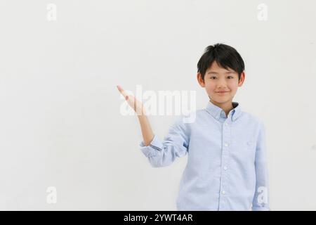 Ein posierter Junge, der den Weg führt Stockfoto