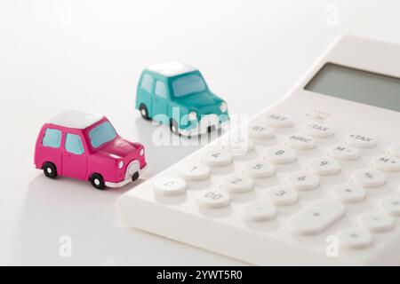 Miniaturauto und Taschenrechner Stockfoto