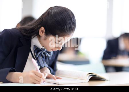 Schülerinnen im Unterricht Stockfoto