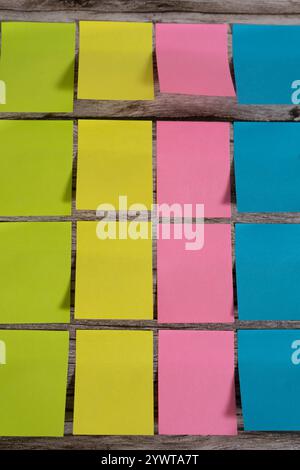 A Post-it-Notizen und Haftnotizen, sortiert nach Farbe und Größe auf einer Tabelle Stockfoto