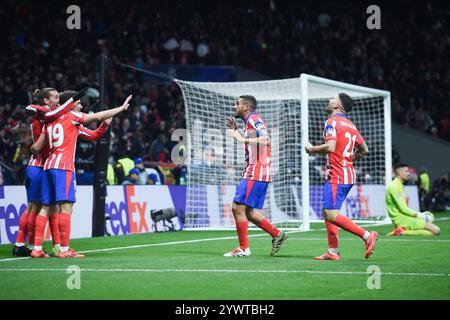 Madrid, Spanien. Dezember 2024. Die Spieler von Atletico de Madrid feiern ein Tor beim UEFA Champions League-Spiel zwischen Atletico de Madrid und Slovan Bratislava am 11. Dezember 2024 in Madrid. Gustavo Valiente/Xinhua/Alamy Live News Stockfoto