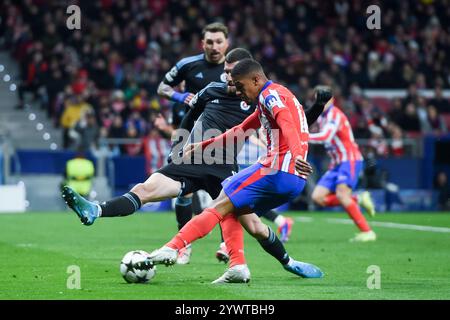 Madrid, Spanien. Dezember 2024. Samuel Lino (R) von Atletico de Madrid tritt am 11. Dezember 2024 beim UEFA Champions League-Spiel zwischen Atletico de Madrid und Slovan Bratislava in Madrid an. Gustavo Valiente/Xinhua/Alamy Live News Stockfoto