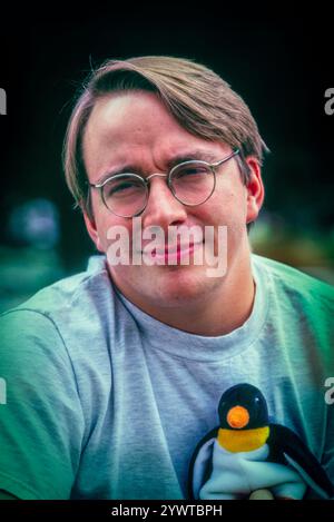 Porträt des Linux-Erfinders Linus Torvalds, der „Tux“ hält, einen Pinguincharakter, der das Maskottchen der Open-Source-Software von Linux ist. Stockfoto