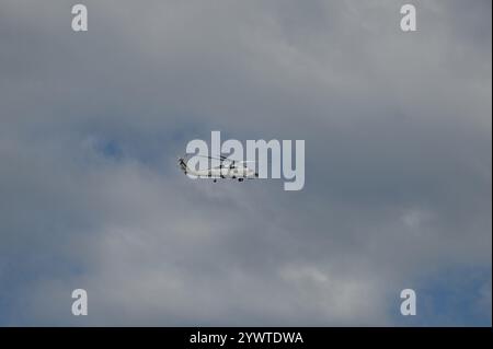 Hualien, Taiwan. Dezember 2024. Ein taiwanesischer Militärhubschrauber fliegt über die Ostküste der inselrepublik. Quelle: Johannes Neudecker/dpa/Alamy Live News Stockfoto