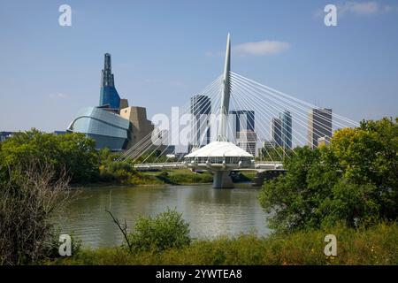 Die Fußgängerbrücke Esplanade Riel überquert den Red River in der Innenstadt von Winnipeg, Manitoba, Kanada Stockfoto