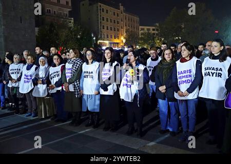 Frauen beteiligen sich an einer Friedenskette während einer Demonstration. In Diyarbakir, Türkei, versammelten sich Hunderte kurdischer Frauen auf dem Scheich Said Platz an der Dicle Amed Women's Platform (DAKAP) und hielten Hände, um eine lange Friedenskette zu bilden. Unterstützt wurde die Demonstration von Frauen, Mitbürgerinnen von Kommunen, Vertretern kurdischer politischer Parteien und zivilgesellschaftlicher Organisationen. In den Reden auf der Demonstration forderten sie eine vollständige Beendigung des Krieges in Syrien und den Schutz der kurdischen Region Rojava. (Foto: Mehmet Masum Suer/SOPA Images/SIPA USA) Stockfoto