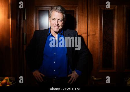 Berlin, Deutschland. November 2024. Hugh Grant, Schauspieler, steht vor einem Interviewtermin in einem Berliner Hotel. Hugh Grant spielt einen Bösewicht im Film „Ketzer“. Quelle: Christoph Soeder/dpa/Alamy Live News Stockfoto