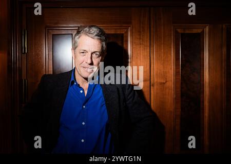 Berlin, Deutschland. November 2024. Hugh Grant, Schauspieler, steht vor einem Interviewtermin in einem Berliner Hotel. Hugh Grant spielt einen Bösewicht im Film „Ketzer“. Quelle: Christoph Soeder/dpa/Alamy Live News Stockfoto