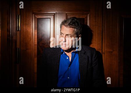 Berlin, Deutschland. November 2024. Hugh Grant, Schauspieler, steht vor einem Interviewtermin in einem Berliner Hotel. Hugh Grant spielt einen Bösewicht im Film „Ketzer“. Quelle: Christoph Soeder/dpa/Alamy Live News Stockfoto