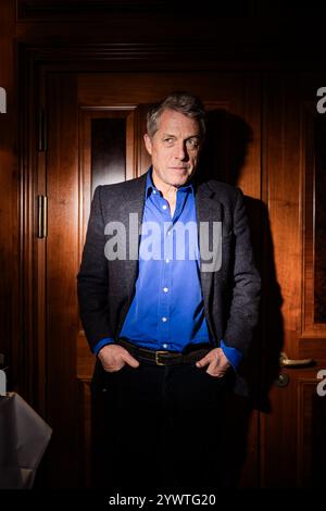Berlin, Deutschland. November 2024. Hugh Grant, Schauspieler, steht vor einem Interviewtermin in einem Berliner Hotel. Hugh Grant spielt einen Bösewicht im Film „Ketzer“. Quelle: Christoph Soeder/dpa/Alamy Live News Stockfoto