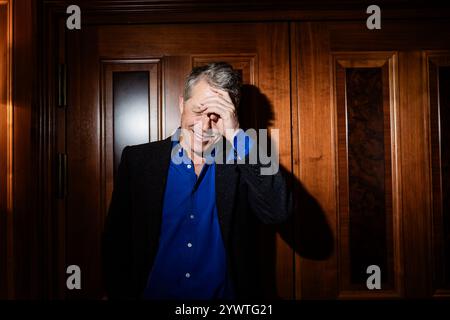 Berlin, Deutschland. November 2024. Hugh Grant, Schauspieler, steht vor einem Interviewtermin in einem Berliner Hotel. Hugh Grant spielt einen Bösewicht im Film „Ketzer“. Quelle: Christoph Soeder/dpa/Alamy Live News Stockfoto