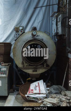 Entdecken Sie Vintage-Industrieausrüstung in einem verlassenen Raum voller Geschichte Stockfoto