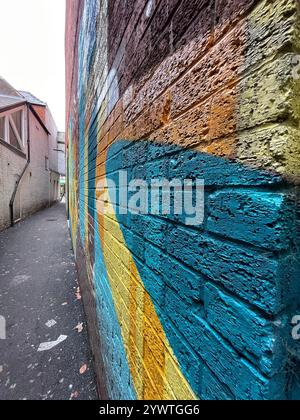 Hell bemalte Wände der Union Passage, Hereford, Großbritannien. Stockfoto