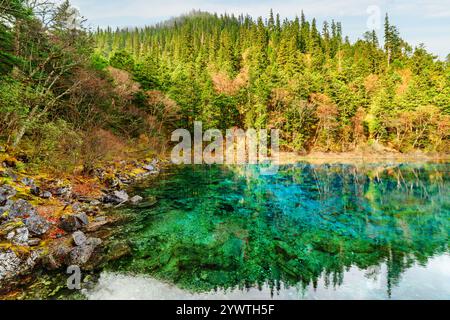 Blick auf den fünffarbigen Pool (der bunte Teich) Stockfoto