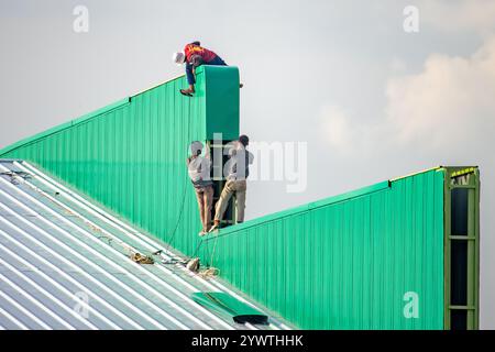 SAMUT PRAKAN, THAILAND, 26. Oktober 2024, Arbeiter arbeiten auf dem Dach der Halle Stockfoto