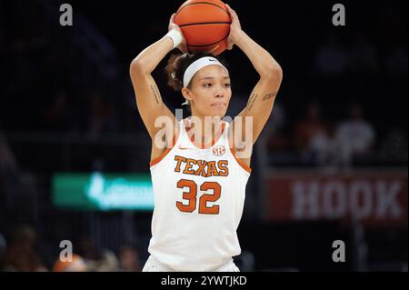 11. Dezember 2024: Texas Longhorns schützen Ndjakalenga Mwenentanda (32) während des NCAA Women's Basketball Spiels gegen Southern University im Moody Center. Austin, Texas Mario Cantu/CSM(Bild: © Mario Cantu/Cal Sport Media) Stockfoto