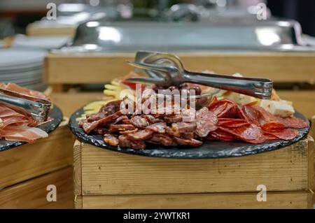 Nahaufnahme des Tellers mit Wurst und Käse auf Holzkiste Stockfoto