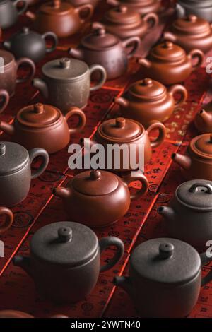 Entdecken Sie unsere exquisite Kollektion handwerklicher Teekannen, die wunderschön auf einer dekorativen Oberfläche ausgestellt sind Stockfoto
