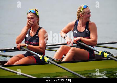 Aktenfoto vom 31-07-2024, von den Britänen Lola Anderson (links) und Hannah Scott, die eine emotionale Olympiasiegerin in den Women's Quadruple Sculls erhielten. Bilddatum: Mittwoch, 31. Juli 2024. Ausgabedatum: Donnerstag, 12. Dezember 2024. Stockfoto