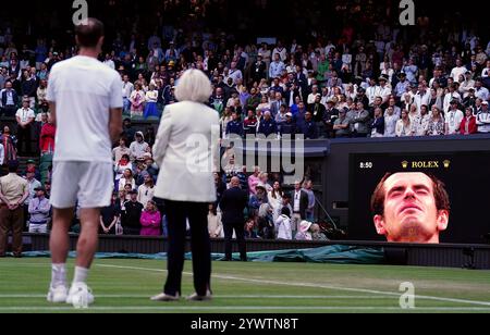 Aktenfoto vom 04.07.2024 von Andy Murray. Der zweimalige ehemalige Singles Champion wurde mit einer emotionalen Zeremonie geehrt, um seine Karriere zu feiern, nachdem er und Bruder Jamie in der ersten Runde der Männer-Doppel verloren hatten. Bilddatum: Donnerstag, 4. Juli 2024. Ausgabedatum: Donnerstag, 12. Dezember 2024. Stockfoto