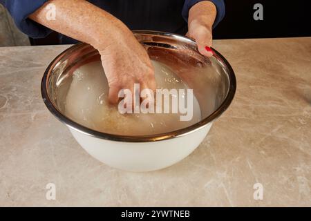 Eine frisch gekochte Portion Sushi-Reis in einem eleganten Topf, perfekt vorbereitet für die Zusammenstellung von Sushi-Brötchen in einer modernen Küche. Stockfoto