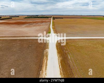 Aus der Vogelperspektive zweier Schmutzstraßen, die sich mitten im kargen ländlichen Ackerland am Mt Schank in South Australia kreuzen Stockfoto