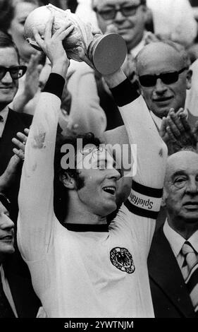 Dateifoto vom 09-07-1974 von Kapitän Franz Beckenbauer hält die WM-Trophäe, nachdem er Holland 2-1 im Finale in München besiegt hatte. Beckenbauer, ein weiterer von nur drei Männern, die als Spieler und Manager die Weltmeisterschaft gewonnen haben, wurde wegen seines kommandierenden Stils auf dem Feld den Spitznamen „der Kaiser“ erhalten. Er starb kurz nach Zagallo im Alter von 78 Jahren. Ausgabedatum: Donnerstag, 12. Dezember 2024. Stockfoto