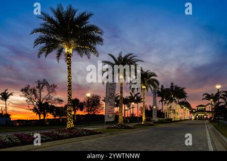 Eintritt zum Valencia Walk am Riverland. Sonnenuntergang, Weihnachtszeit. Port St. Lucie, Florida, USA Stockfoto