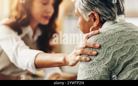 Therapeutin, Frau und Hand an Schulter zur Unterstützung, Beratung und Empathie für Traumata in der Praxis. Psychologe, Senior Klient und Trost für Hilfe Stockfoto